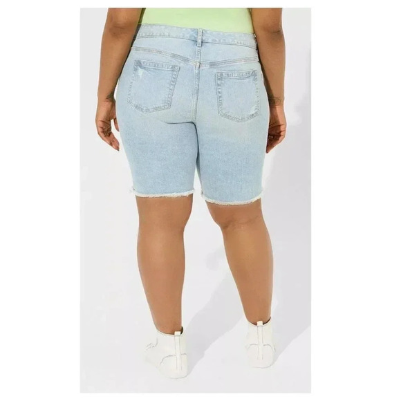 TORRID NWT Boyfriend Bermuda Denim Shorts Size 26 - Picture 2 of 10
